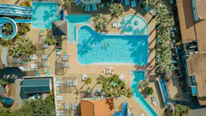 Les Méditerranées Charlemagne - Blick auf den Pool des Campingplatzes aus der Vogelperspektive