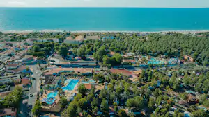 Les Méditerranées Charlemagne - Luftaufnahme des Campingplatzes am Meer