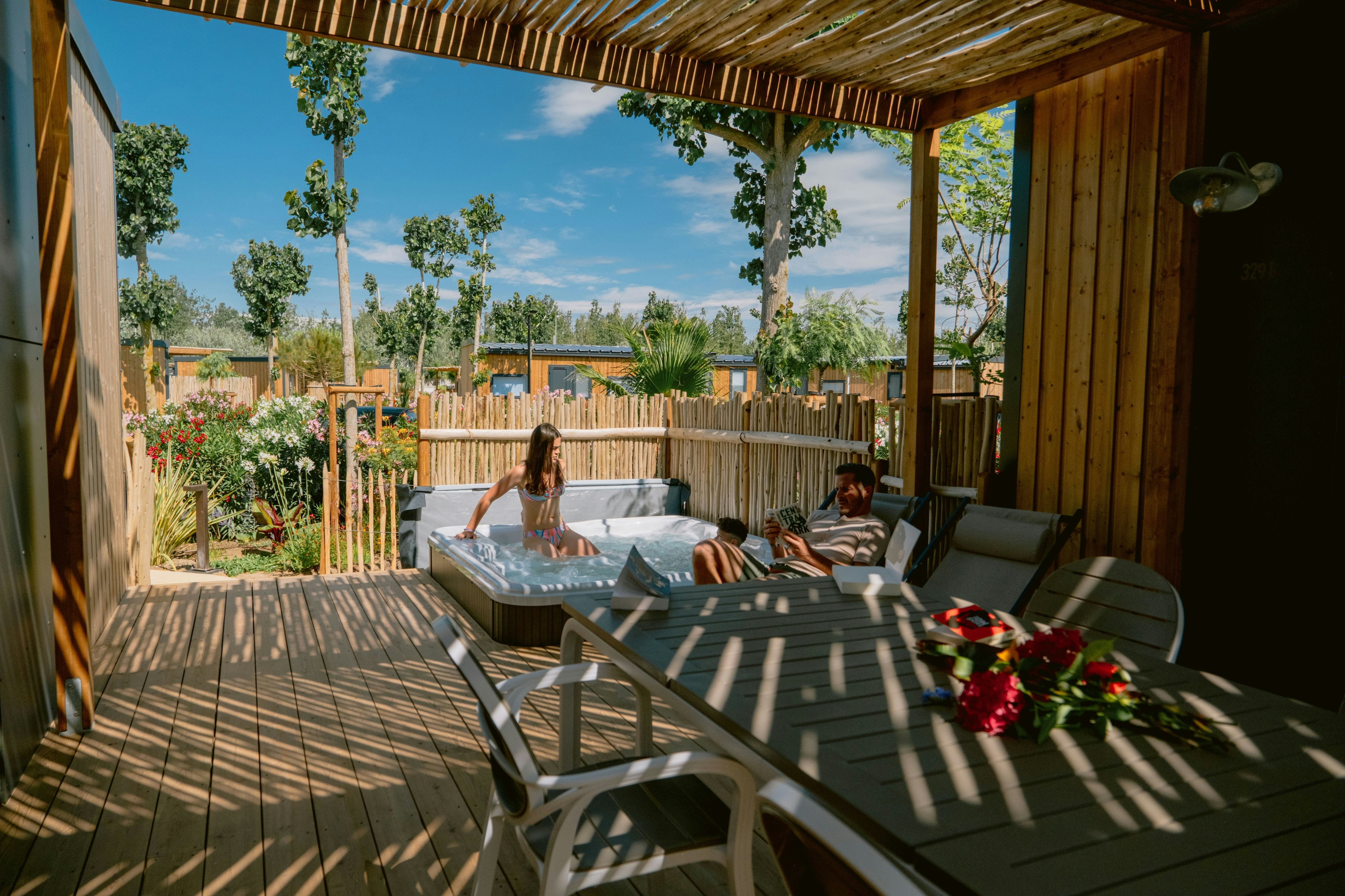 Les Méditerranées Nouvelle Floride - Terrasse eines Mobilheims mit privatem Whirlpool