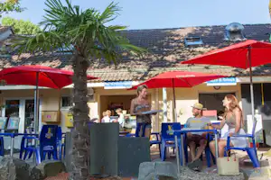 Siblu Camping Les Pierres Couchées - Außenterrasse des Restaurants