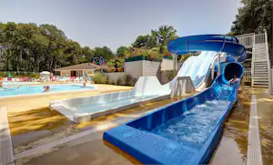 Siblu Camping Les Pierres Couchées - Freibad mit Wasserrutschen