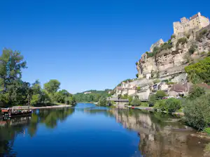 Ruhiger Fluss am Campingplatz mit Blick auf die Altstadt und eine Burganlage am Felsen.