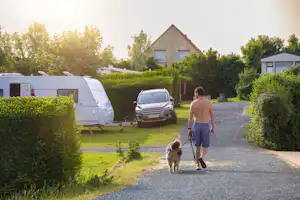 Les Voiles des 2 Caps - Camper mit Hund beim Spazieren auf dem Campingplatz