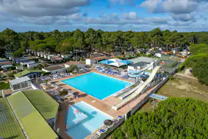 Camping Sandaya L'Estanquet - Campingplatz mit Pool aus der Vogelperspektive