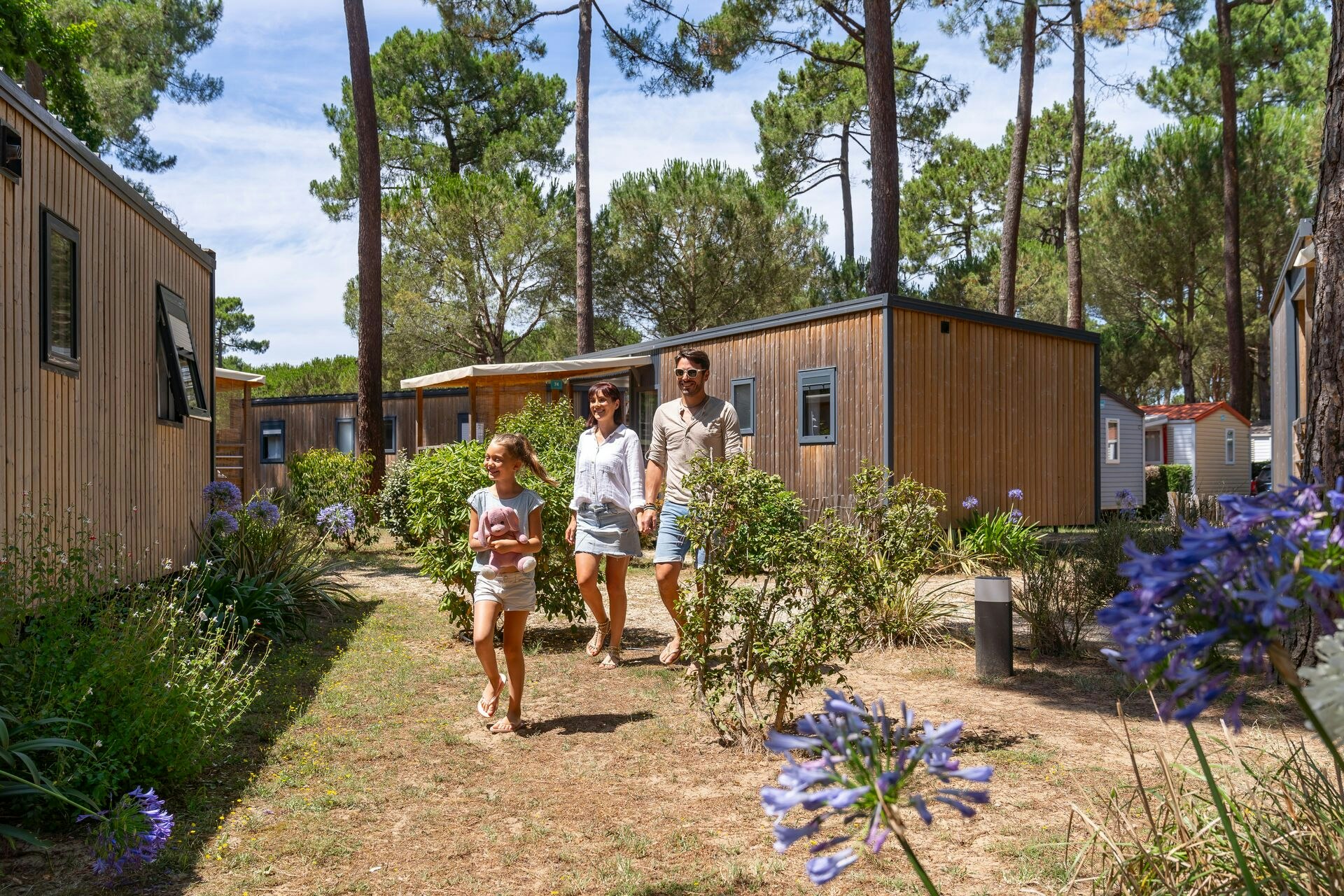 Camping Sandaya L'Estanquet - Camper spazieren zwischen Mobilheimen