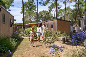 Camping Sandaya L'Estanquet - Camper spazieren zwischen Mobilheimen