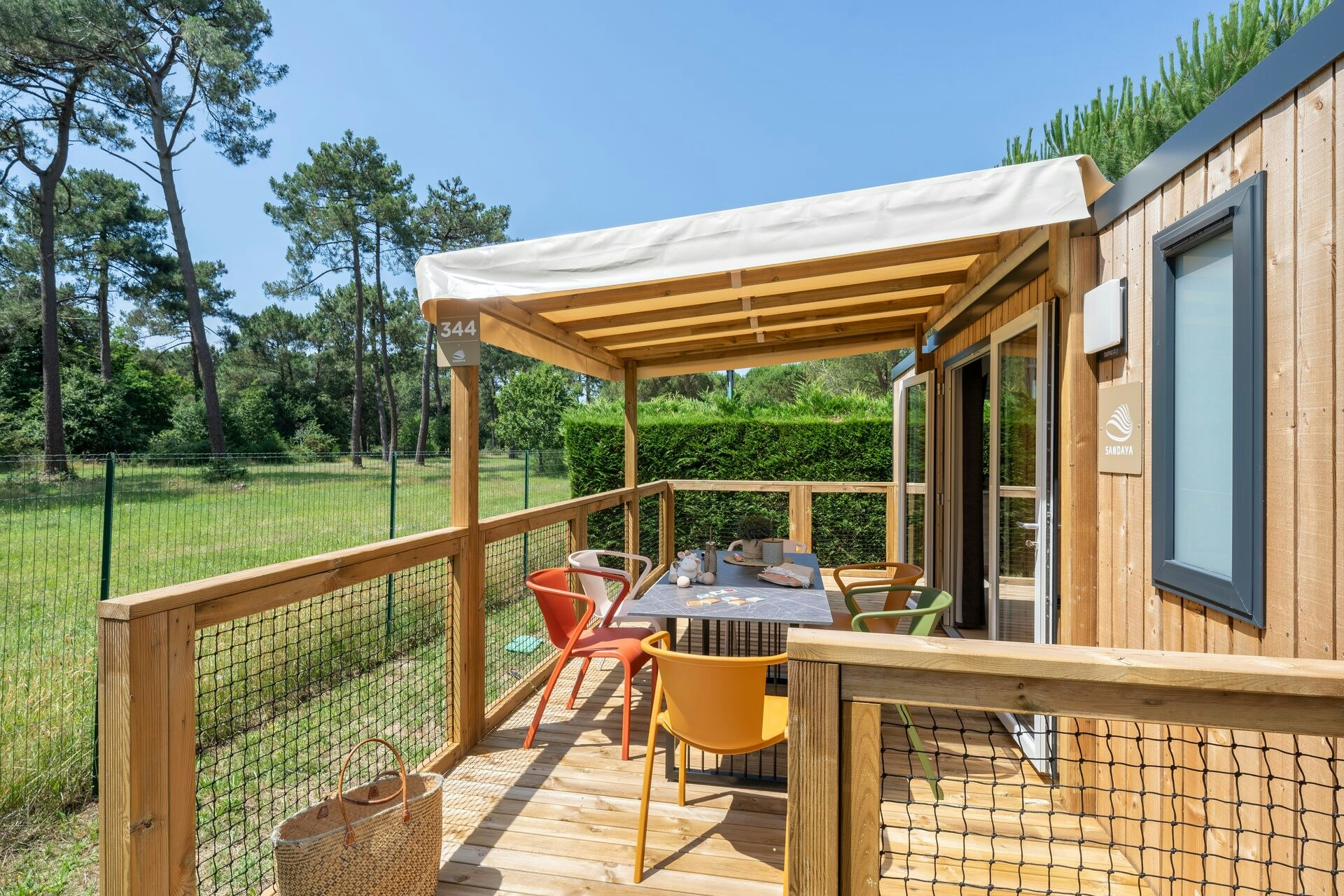 Camping Sandaya L'Estanquet Überdachte Terrasse eines Mobilheims