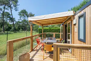 Camping Sandaya L'Estanquet Überdachte Terrasse eines Mobilheims