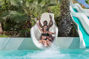 L’Etoile de Mer - Gäste auf der Wasserrutsche in dem Pool des Campings