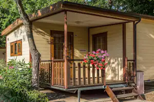 Lido Camping Village - Mobilheim zwischen Bäumen auf dem Campingplatz
