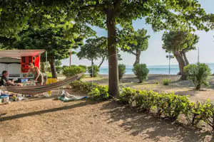 Lido Camping Village - Wohnwagen- und Zeltstellplatz zwischen Bäumen am Bolsenasee