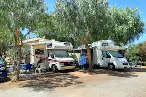 Lilybeo Village - Camper mit Tischen vor ihren Campern