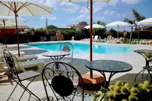 Lilybeo Village - Campingplatz mit Pool, Liegestühlen und Sonnenschirmen