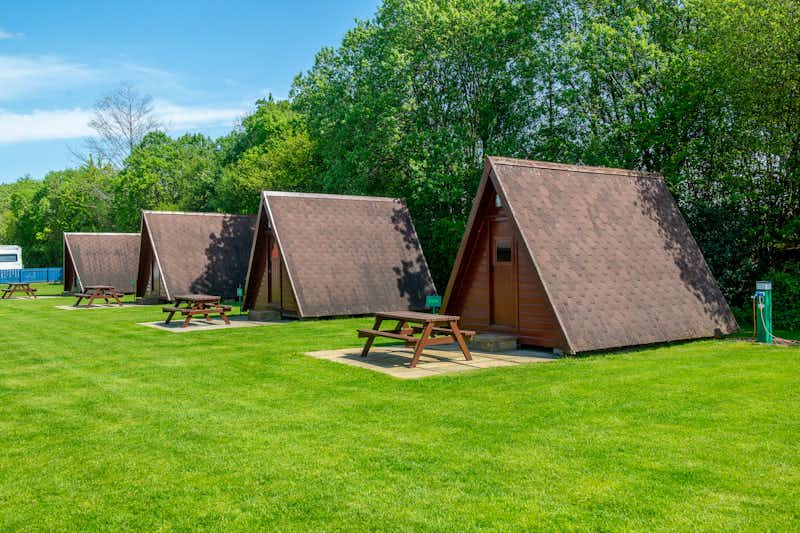 Linwater Caravan Park - Mobilheime vom Campingplatz mit Veranda und Picknicktisch