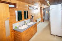 Linwater Caravan Park - Sanitärbereich vom Campingplatz mit Waschbecken, Spiegeln, Toiletten und Duschen