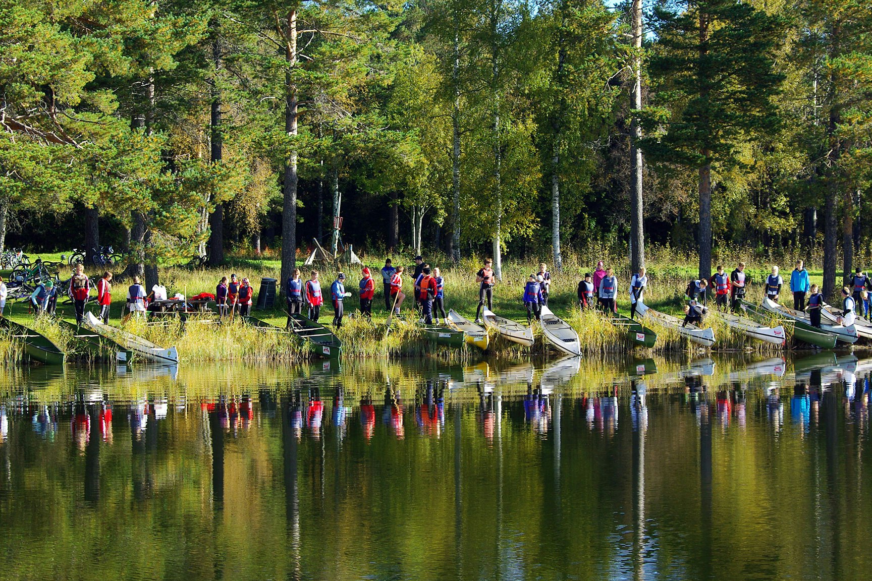 Lits Camping - Kajak fahrende Gäste auf dem Fluss 