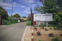 Little Satmar Holidaypark - Einfahrt des Campingplatzes