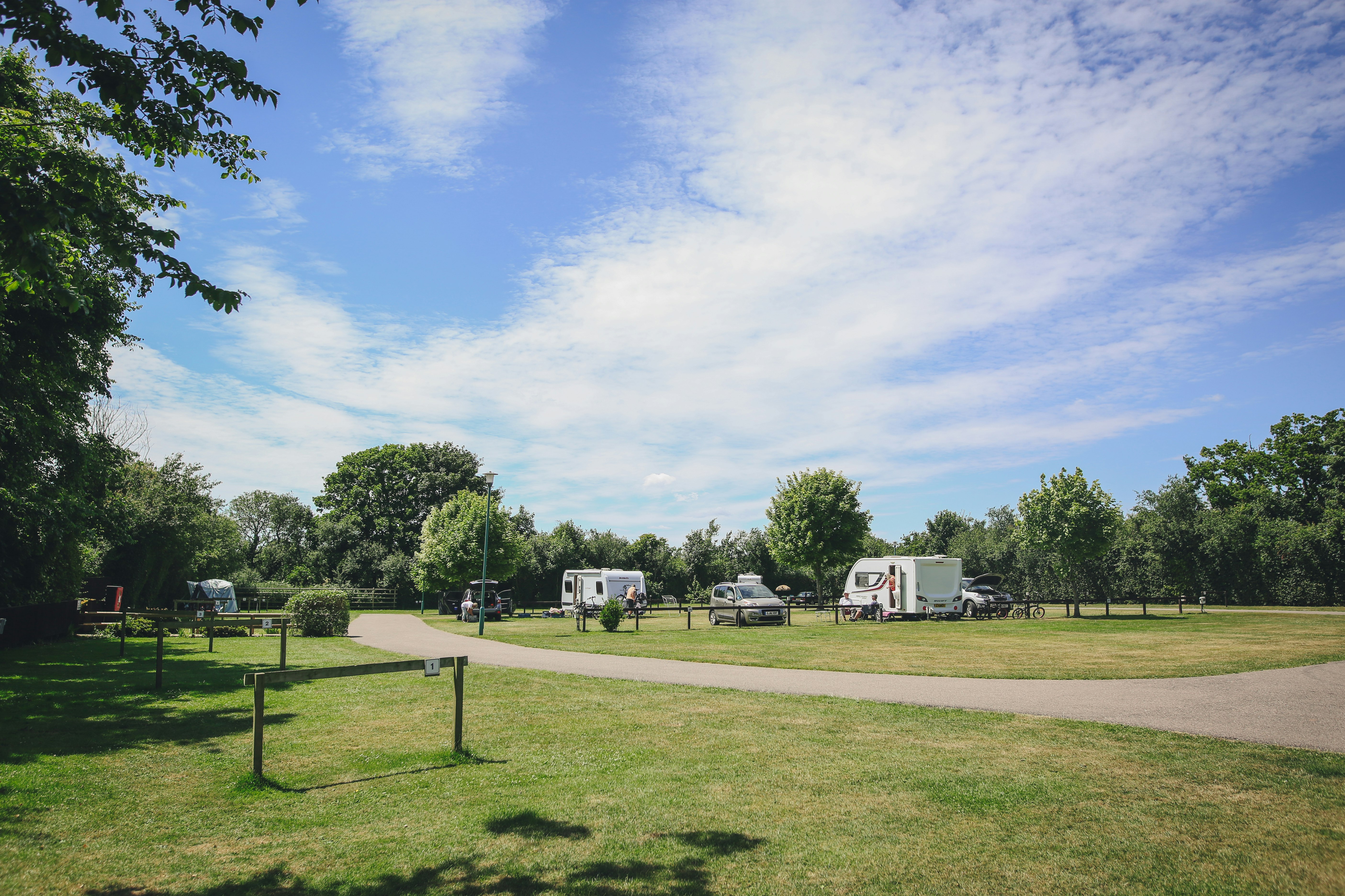 Little Satmar Holidaypark - Stellplätze auf der Wiese