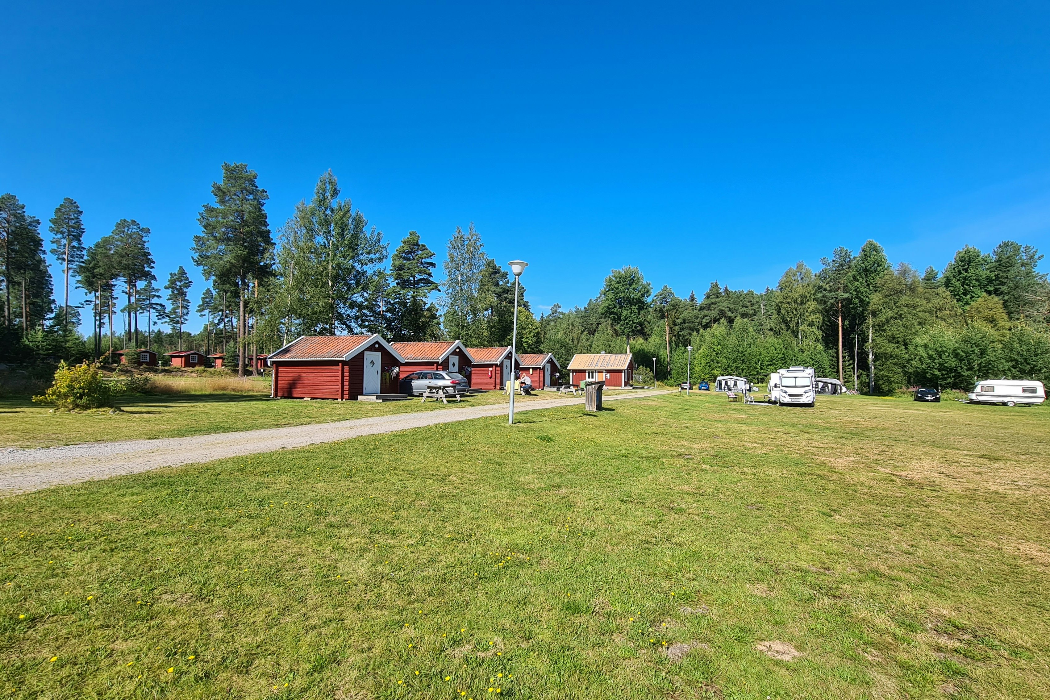 Ljusdals Camping - Außenansicht Mobilheime und Standplätze auf Wiese
