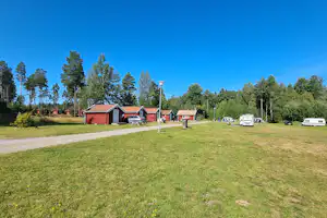Ljusdals Camping - Außenansicht Mobilheime und Standplätze auf Wiese