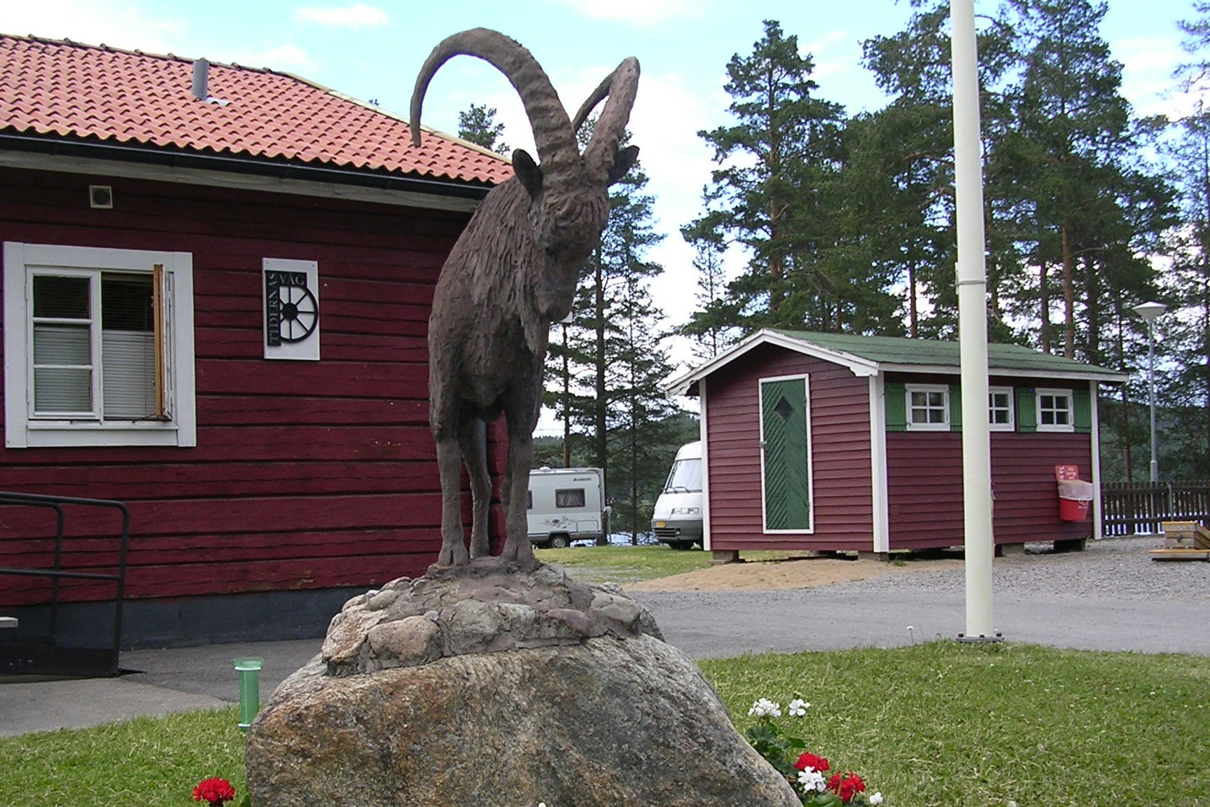 Ljusdals Camping - Skulptur vor Mobilheimen