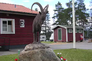 Ljusdals Camping - Skulptur vor Mobilheimen