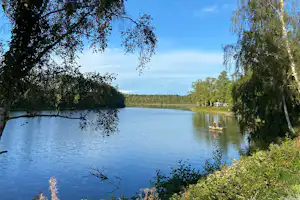Ljuvadal Camping & Upplevelser - Blick auf den See am Campingplatz