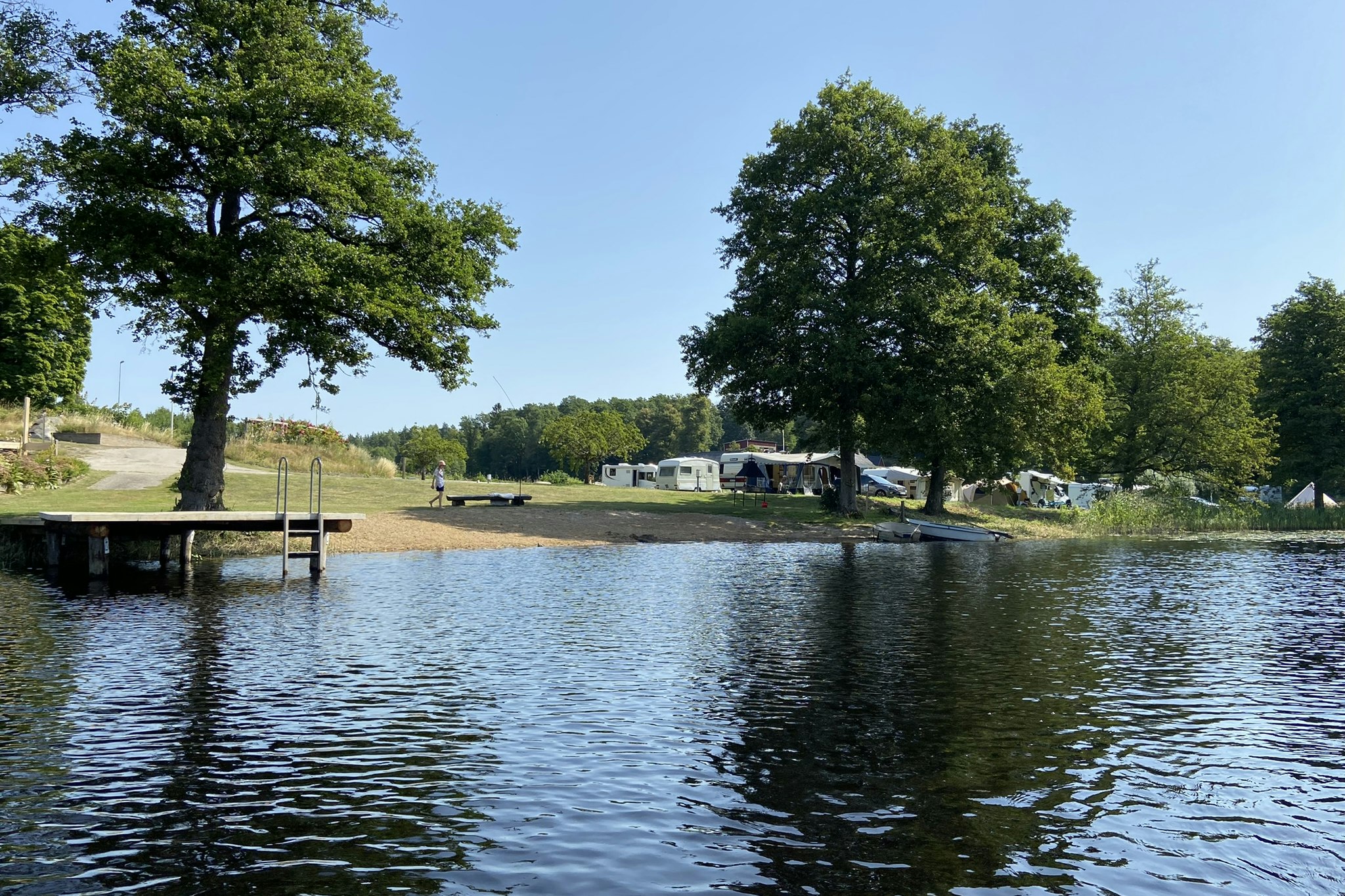 Ljuvadal Camping & Upplevelser - Blick auf den kleinen Badestrand am See