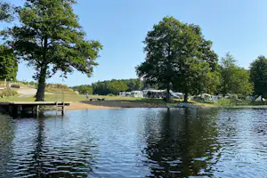 Ljuvadal Camping & Upplevelser - Blick auf den kleinen Badestrand am See