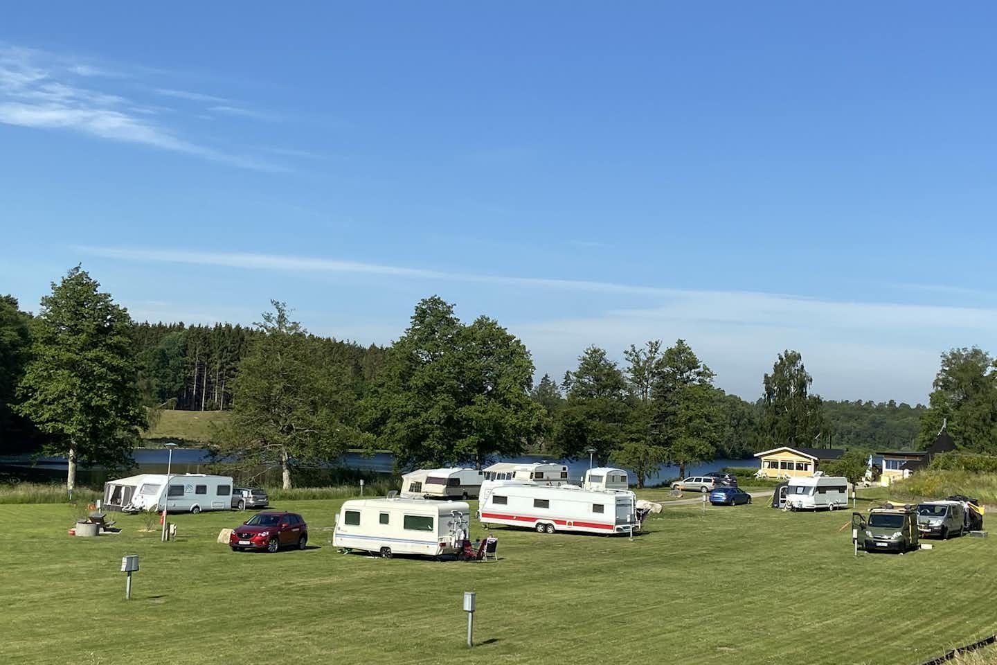Ljuvadal Camping & Upplevelser - Blick auf die Standplatzwiese auf dem Campingplatz