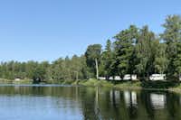 Ljuvadal Camping & Upplevelser - Blick auf die Wohnmobilstandplätze am Ufer des Sees