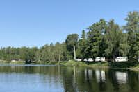 Ljuvadal Camping & Upplevelser - Blick auf die Wohnmobilstandplätze am Ufer des Sees