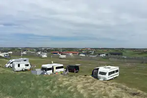 Løkken Strand Camping - Blick auf die Standplätze auf der Wiese