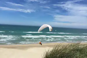 Løkken Strand Camping - Paragliding am Strand als Freizeitaktivität