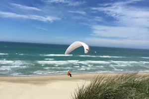Løkken Strand Camping - Paragliding am Strand als Freizeitaktivität