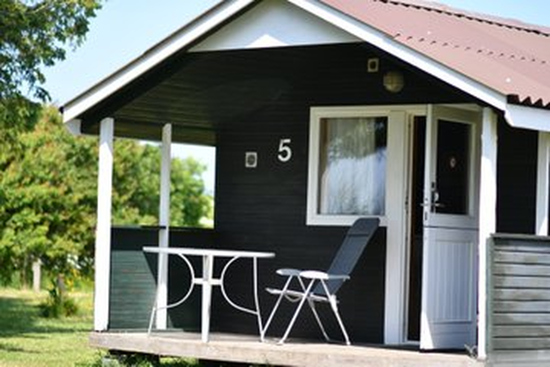 Løkken VestkystCamping  - Mobilheim mit Terrasse auf dem Campingplatz