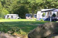 Långasjönäs Camping & Holiday Village - vor dem Wohnmobil sitzen Camper in der Sonne