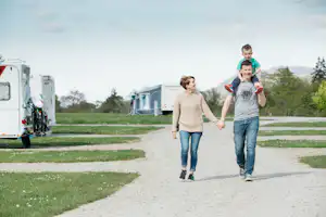 Loch Ness Shores Club Site - Spazierweg zwischen den Wohnwagenstellplätzen auf dem Campingplatz