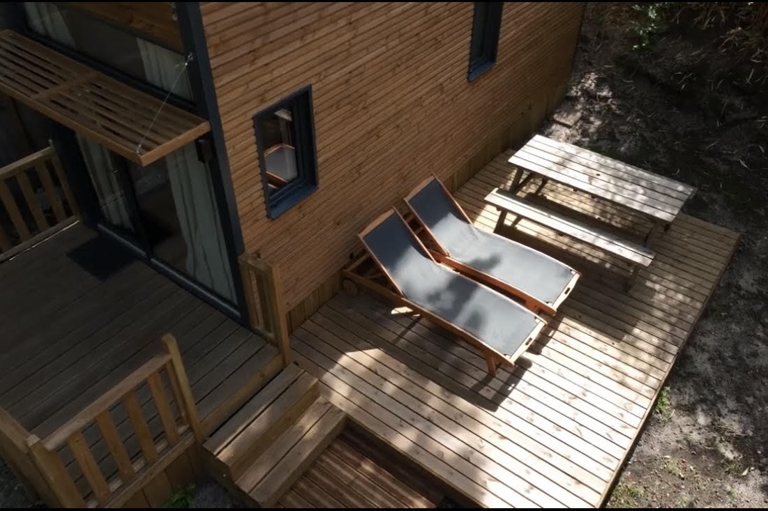 Lodging le Lac - Tiny House mit Terrasse und Liegestühlen sowie Picknickbank