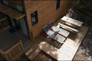 Lodging le Lac - Tiny House mit Terrasse und Liegestühlen sowie Picknickbank