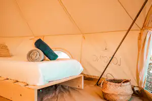 Lodg’ing Nature Camp Ardennes - Innenansicht eines Glamping-Zeltes