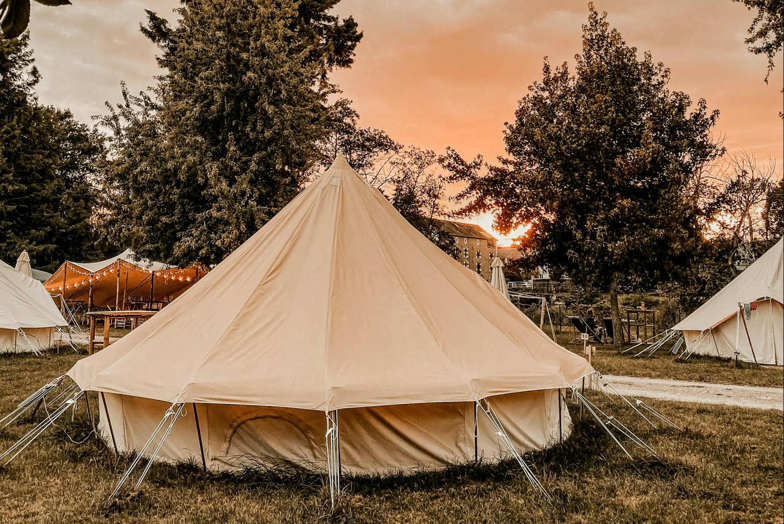Lodg’ing Nature Camp Ardennes - Blick auf ein Glamping-Zelt bei Sonnenuntergang