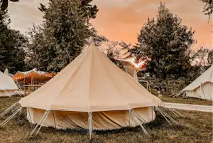 Lodg’ing Nature Camp Ardennes - Blick auf ein Glamping-Zelt bei Sonnenuntergang