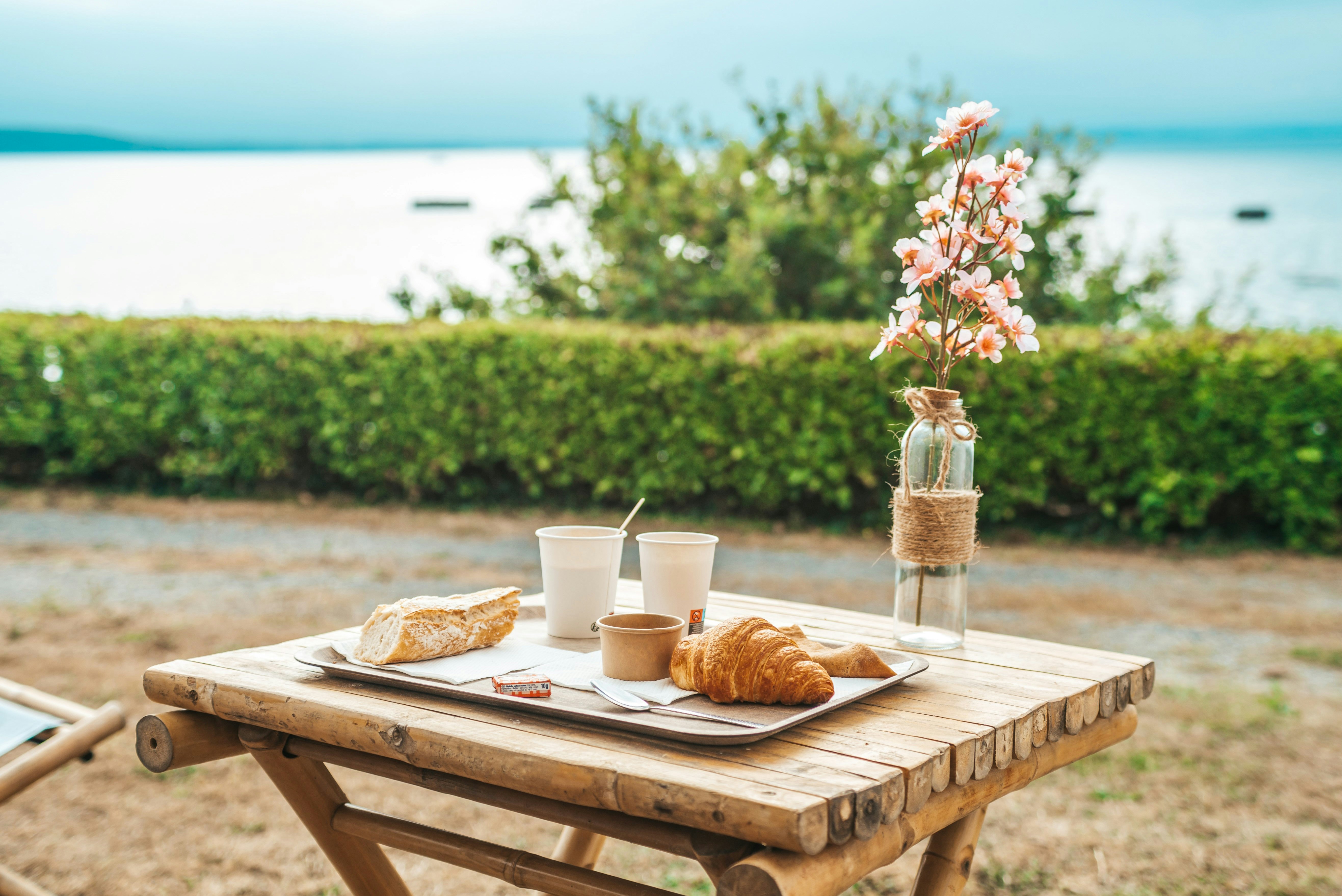 Lodg’ing Nature Camp Crozon - Frühstück vor einem Glamping-Zelt mit Blick auf das Wasser