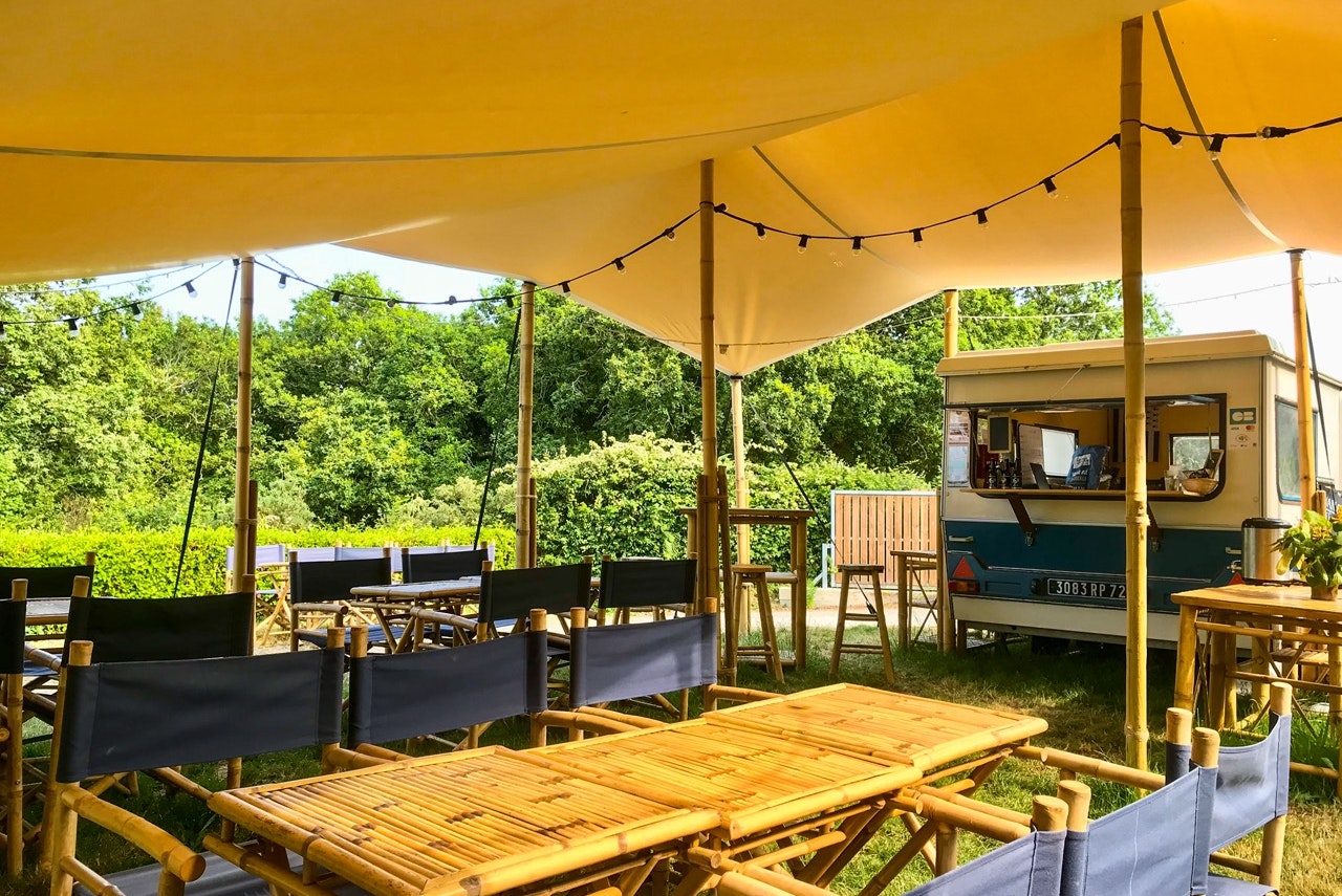 Lodg’ing Nature Camp Crozon - Snackbar mit Terrasse auf dem Campingplatz