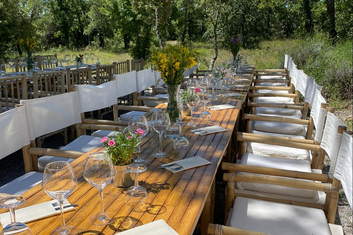 Lodg’ing Nature Camp Luberon - Gedeckte Tafel auf dem Campingplatz