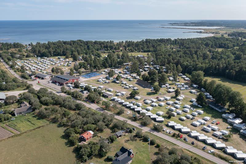 First Camp Löttorp – Öland  Löttorps Camping  - Luftaufnahme des Campingplatzes
