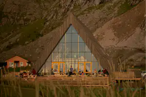 Lofoten Beach Camp - Strandbar mit Terrasse auf dem Campingplatz