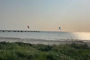 Lomma Camping & Resort - Blick auf das Meer mit Badesteg und Kitesurfern