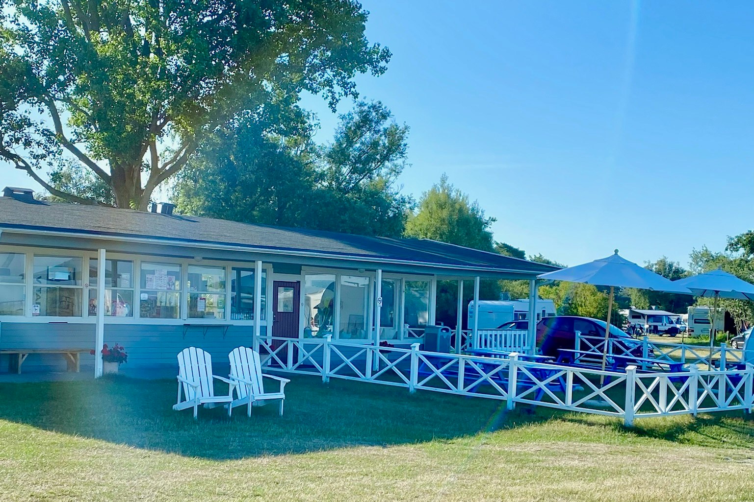 Lomma Camping & Resort - Gebäude des Campingplatzes mit Außenbereich und Sitzgelegenheiten